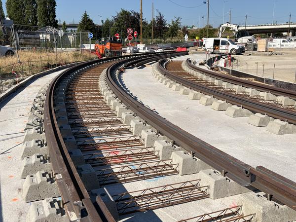 Le chantier prend forme : les premiers rails sont posés !